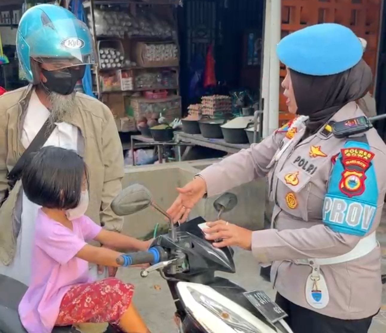 Polwan Polres Gowa Temukan Anak Kecil Ditinggal Sendiri di Atas Motor, Beri Teguran Humanis kepada Orangtua