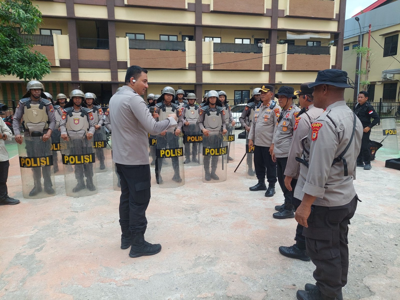 Kapolres Gowa Saksikan Latihan Dalmas Sat Samapta Jelang Hari Buruh