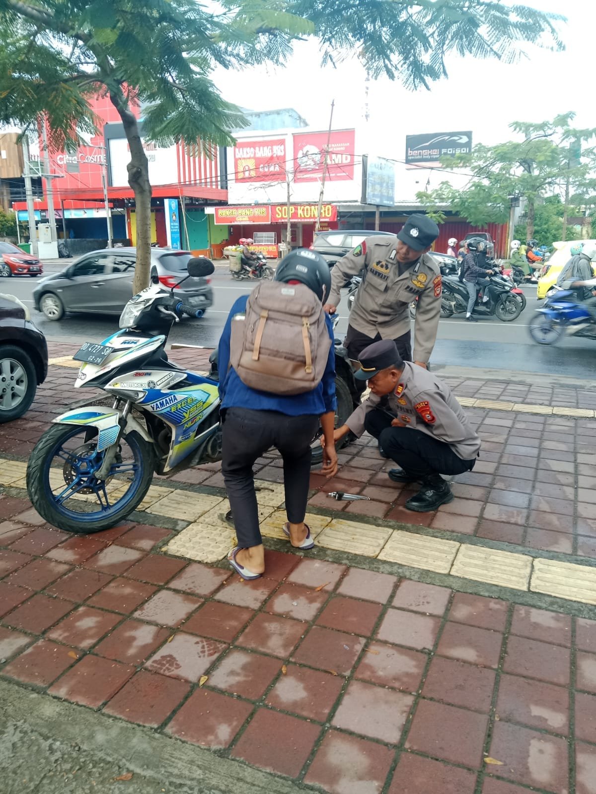 Pamenwas Strong Point Bantu Pengendara Mogok Saat Lakukan Kontrol Kegiatan di Gowa