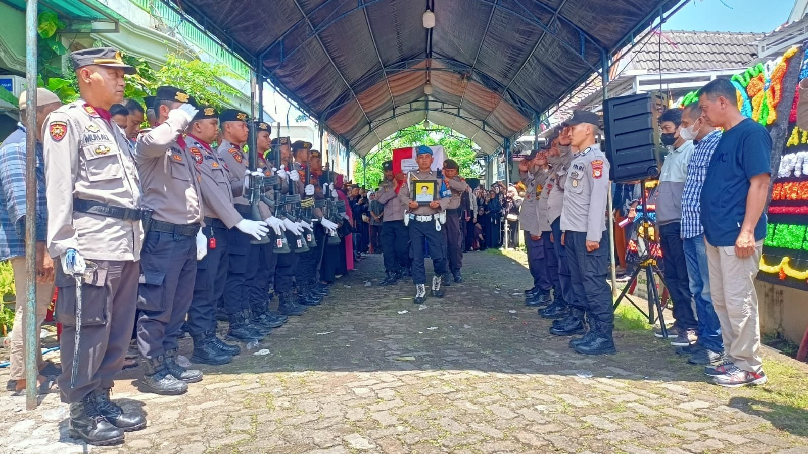 Polres Gowa Gelar Upacara Persemayaman dan Pemakaman Almarhum AIPTU Widjaya Batewa dengan Penuh Kehormatan