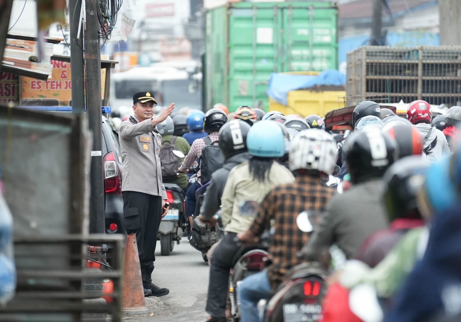 Baru Dilantik, Kapolres Gowa Langsung Turun ke Lapangan Urai Kemacetan di Jembatan Kembar