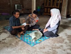 Kapolsek Bajeng Berikan Bantuan kepada Keluarga Penyandang Tuna Netra Jelang Idul Fitri 1446 H