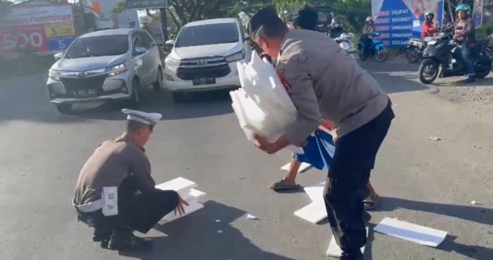 Peduli Lingkungan, Kapolsek Somba Opu Pimpin Personel Pungut Styrofoam di Tengah Tugas Strong Point