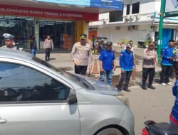 Peringati Hari Buruh Internasional, Kapolres Gowa Bersama Buruh Bagikan Bunga kepada Pengendara