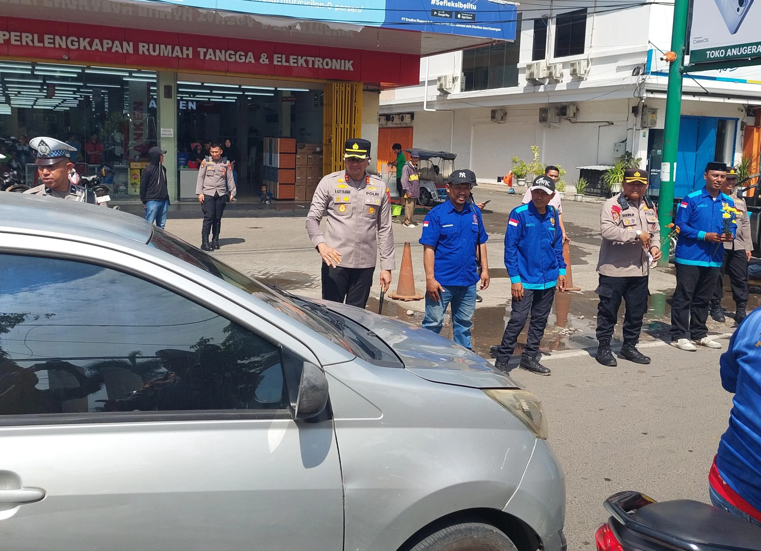 Peringati Hari Buruh Internasional, Kapolres Gowa Bersama Buruh Bagikan Bunga kepada Pengendara
