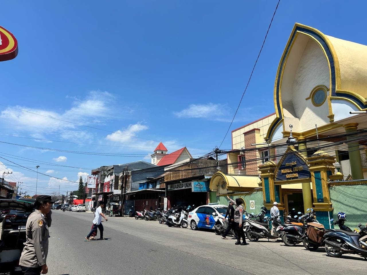 Polwan Polres Gowa Laksanakan Pengamanan di Masjid dan Mapolres Saat Waktu Ibadah