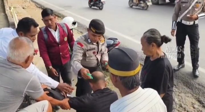 Personel Polres Gowa Bantu Pengendara Sakit Saat Antar Anak ke Sekolah