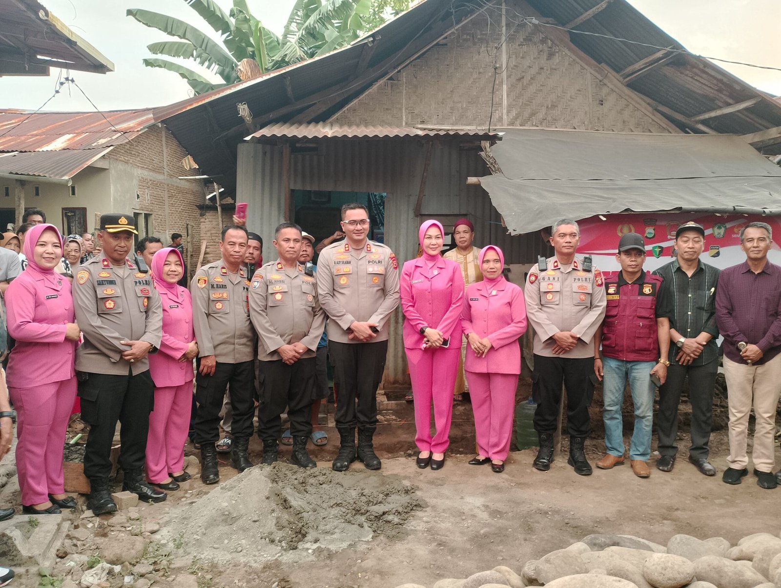 Kapolres Gowa Pimpin Peletakan Batu Pertama Program Bedah Rumah Sinergitas Kamtibmas