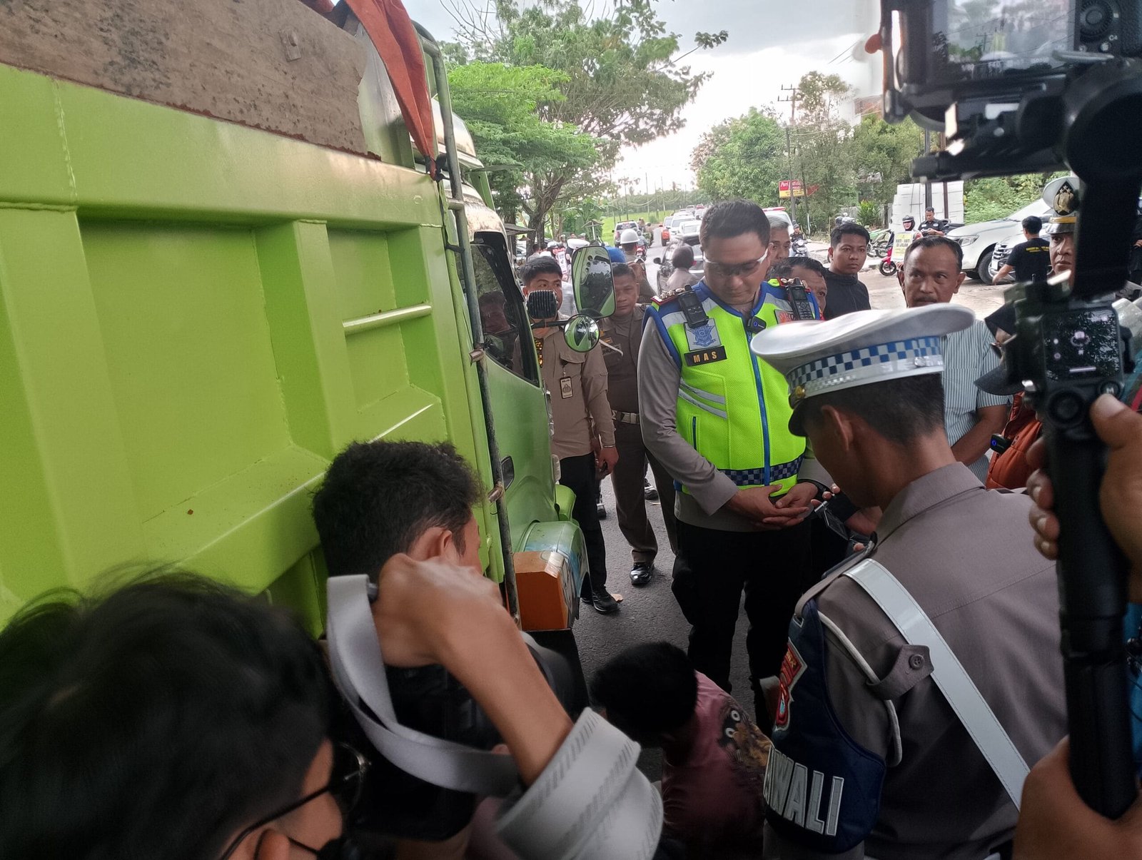 Kapolres Bersama Bupati Gowa Tertibkan Kendaraan Truk di Jalan Poros Pattallassang