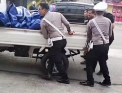 Personel Satlantas Polres Gowa Sigap Bantu Mobil Pick Up Patah As Saat Strong Point Pagi